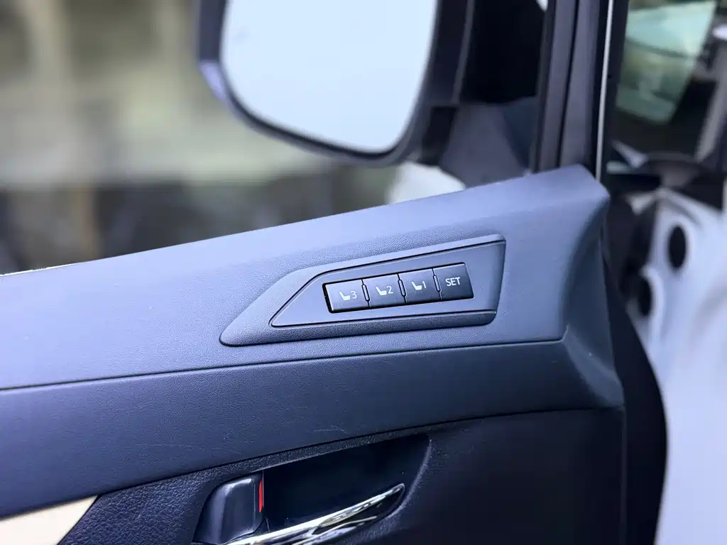 Toyota Alphard — фото 6