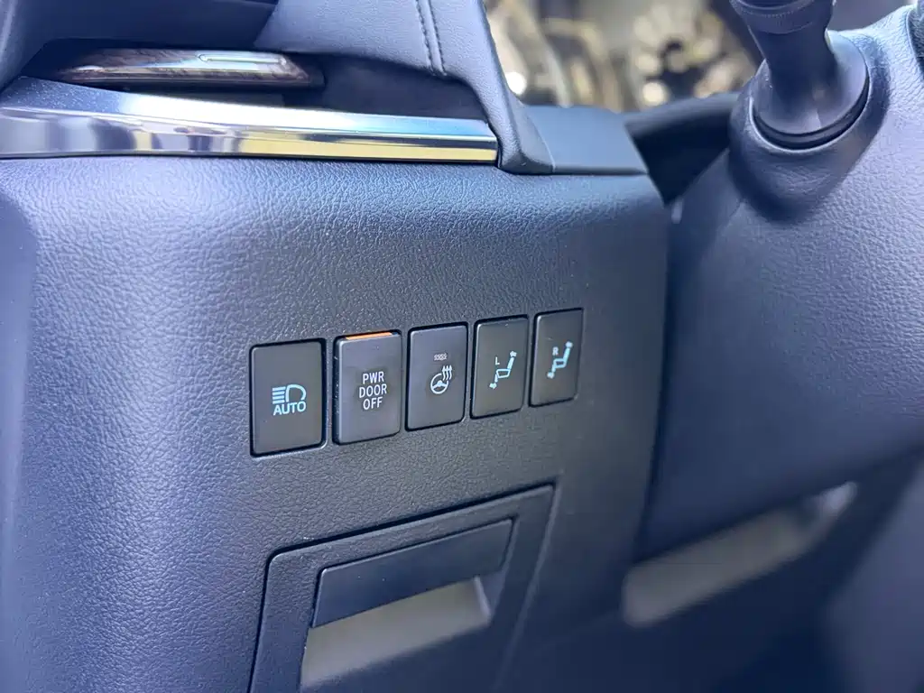 Toyota Alphard — фото 7