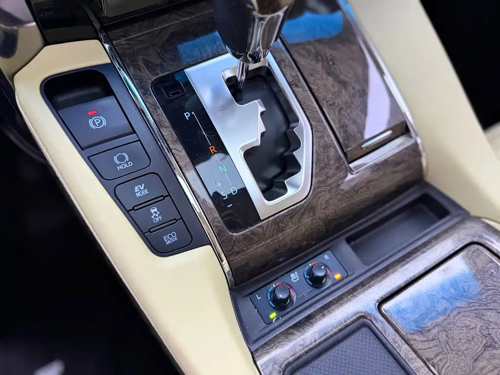Toyota Alphard — фото 10