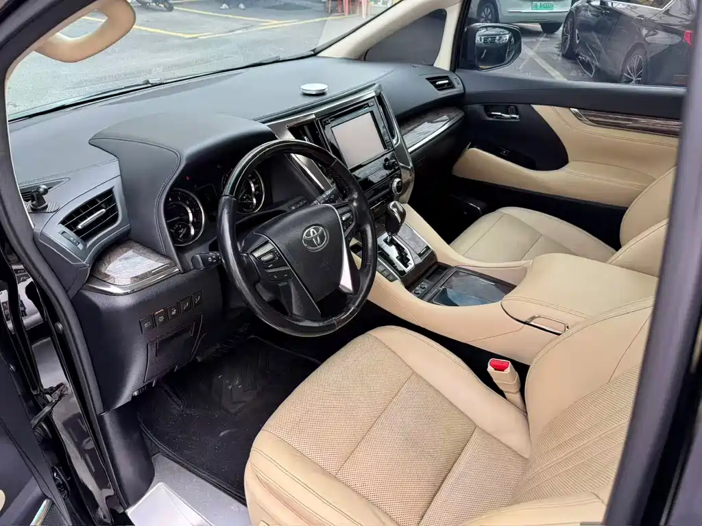 Toyota Alphard — фото 4