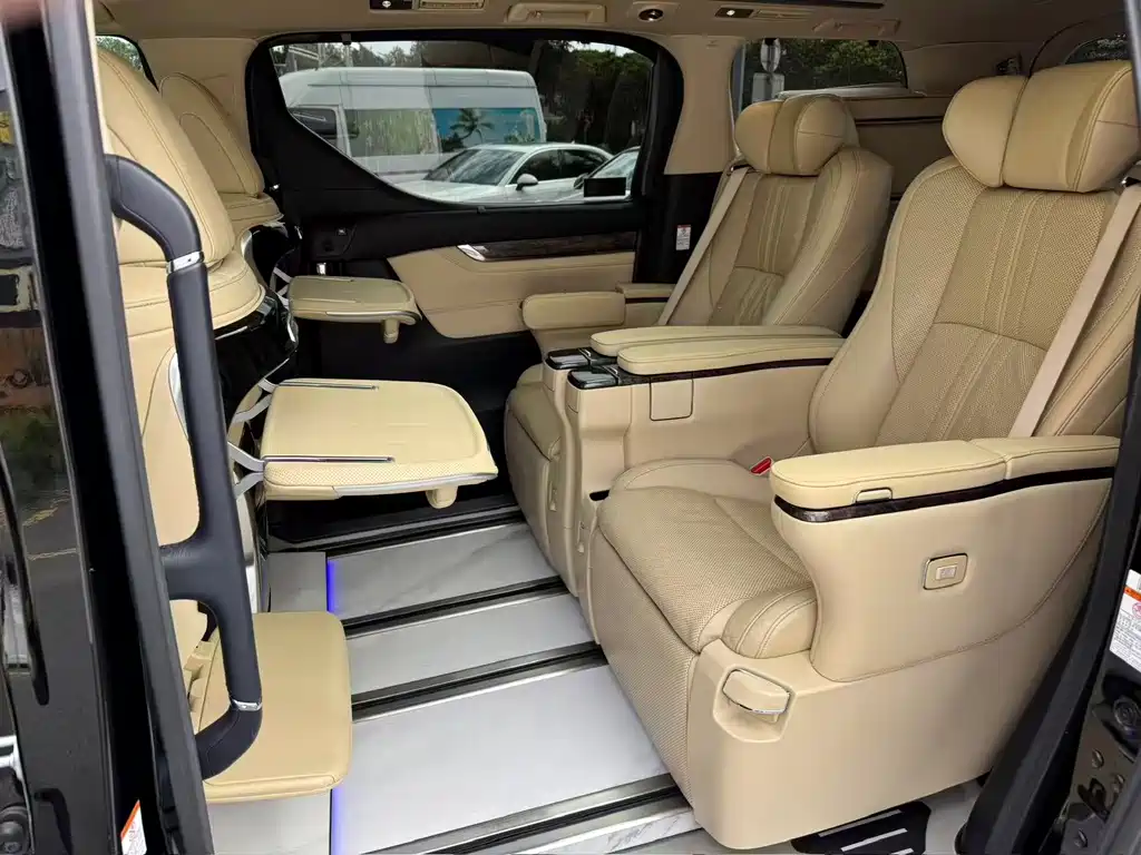 Toyota Alphard — фото 5