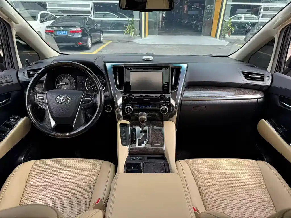Toyota Alphard — фото 6