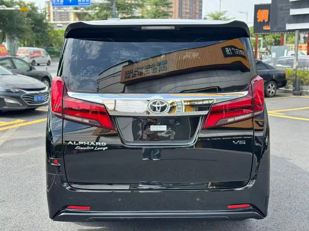 Toyota Alphard — фото 8