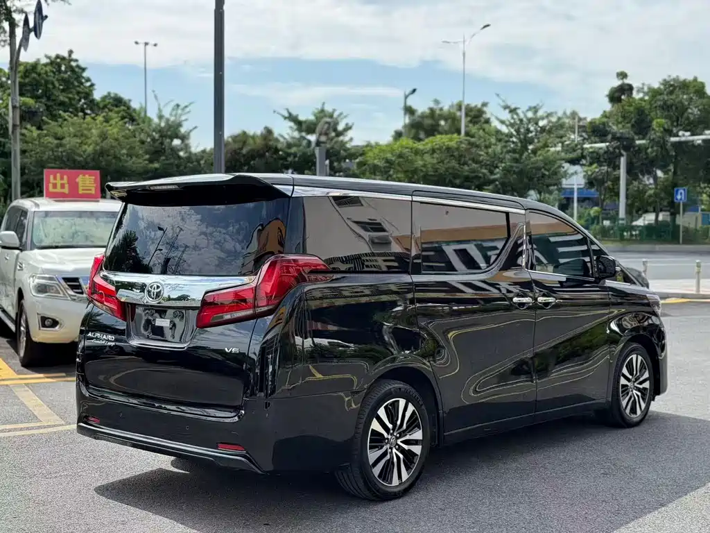 Toyota Alphard — фото 9
