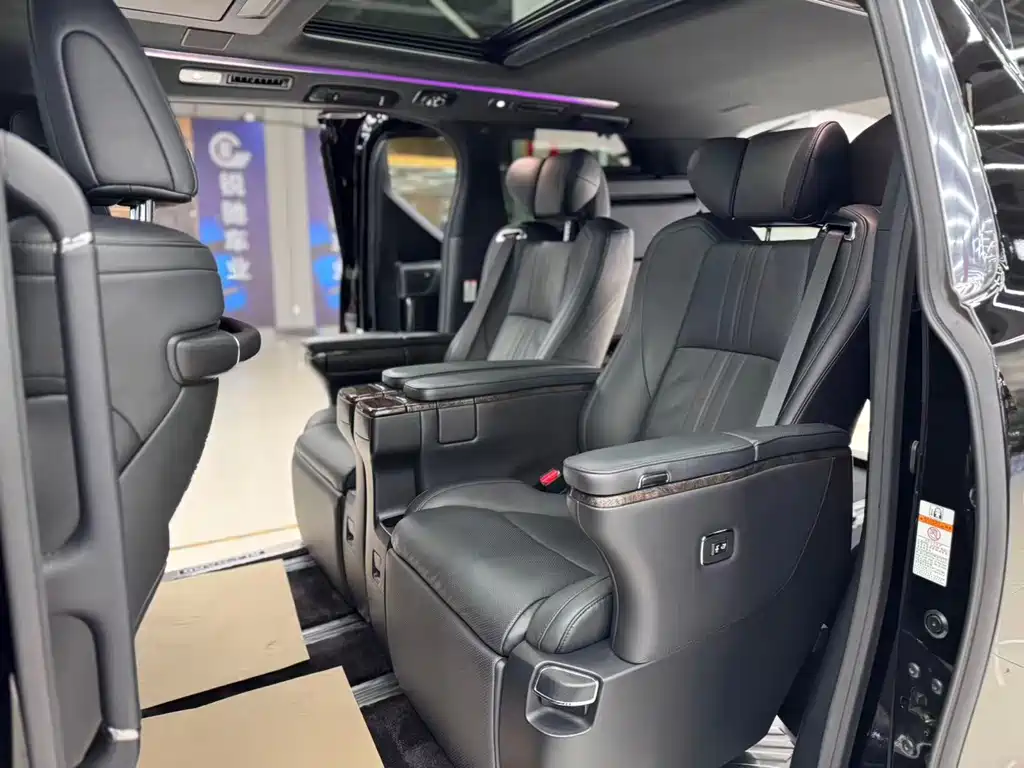 Toyota Alphard — фото 4