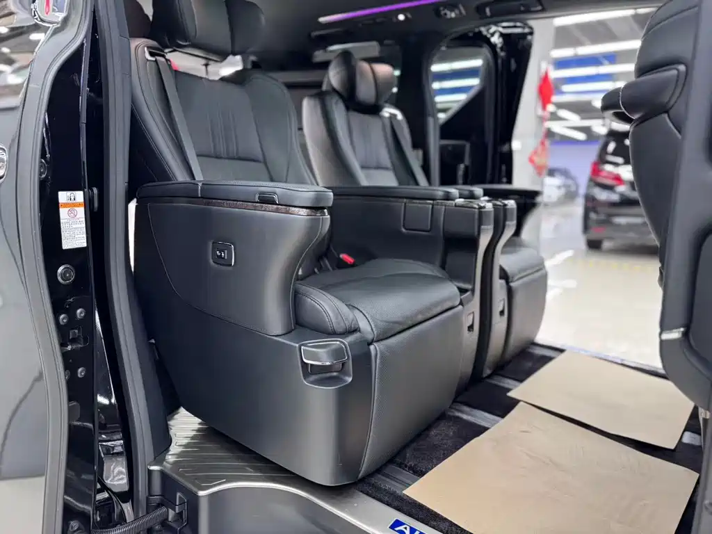 Toyota Alphard — фото 5