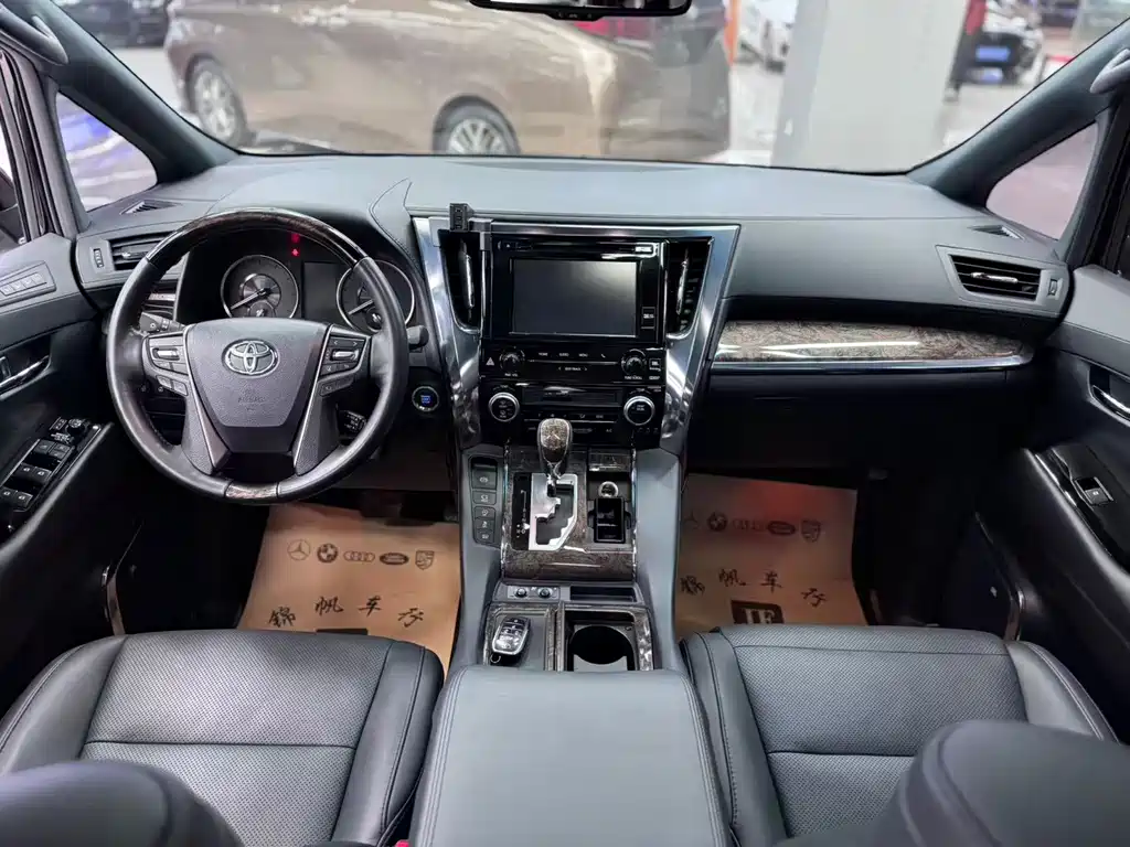 Toyota Alphard — фото 6