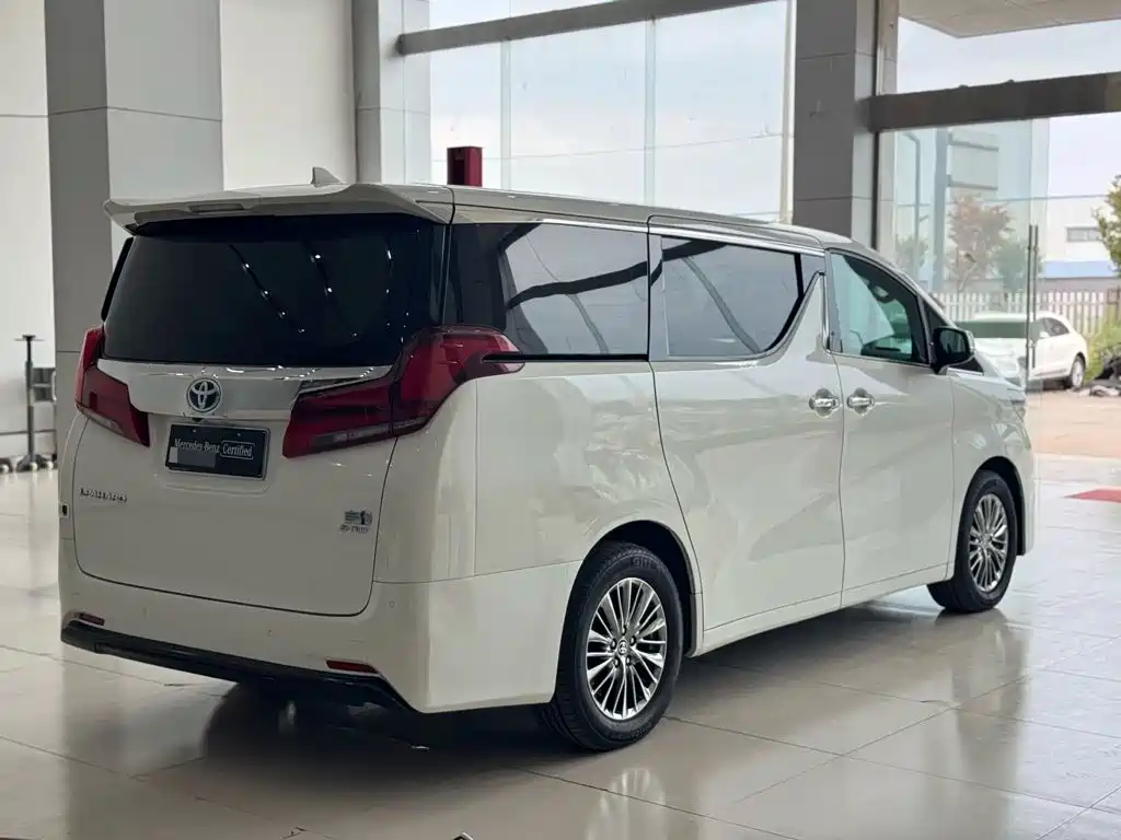 Toyota Alphard — фото 4