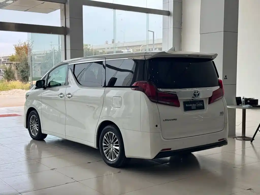 Toyota Alphard — фото 6