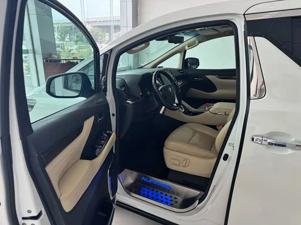 Toyota Alphard — фото 7