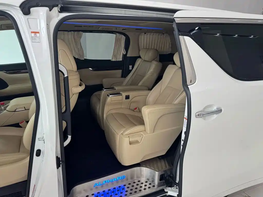 Toyota Alphard — фото 8