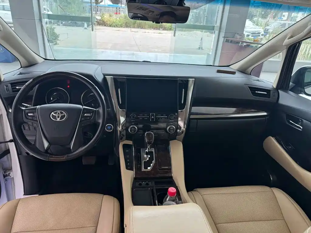 Toyota Alphard — фото 9