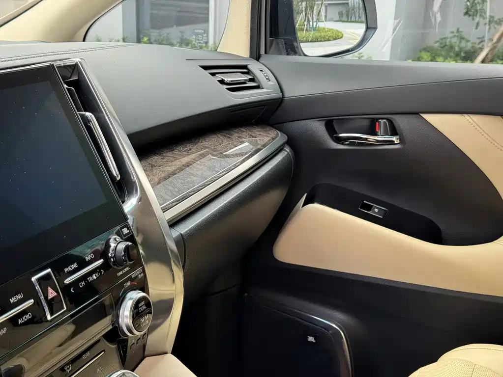 Toyota Vellfire — фото 13