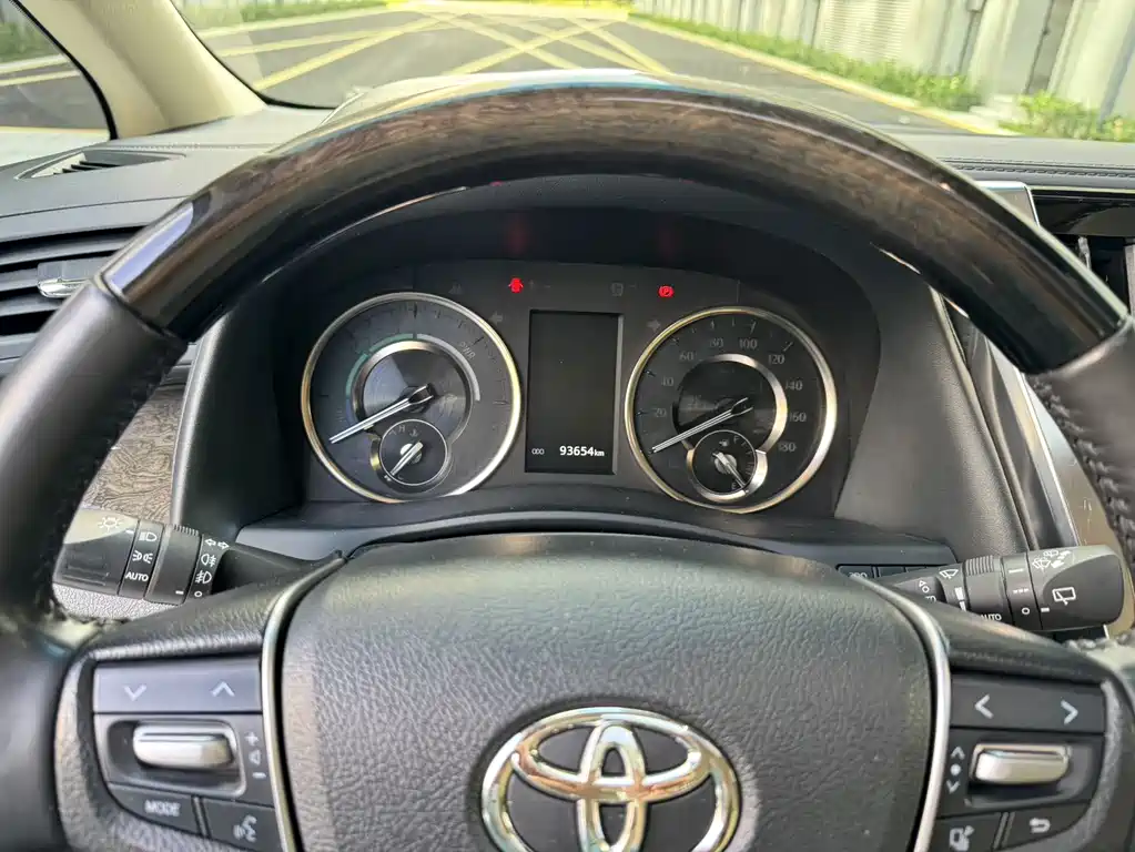 Toyota Vellfire — фото 24