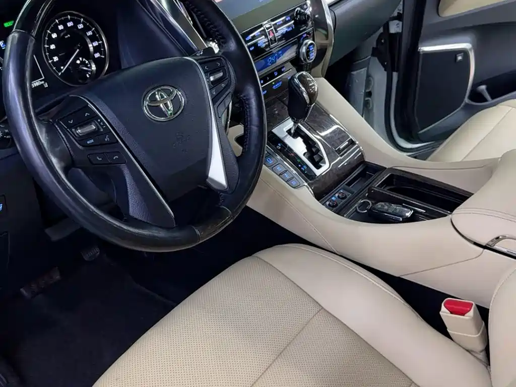 Toyota Alphard — фото 4