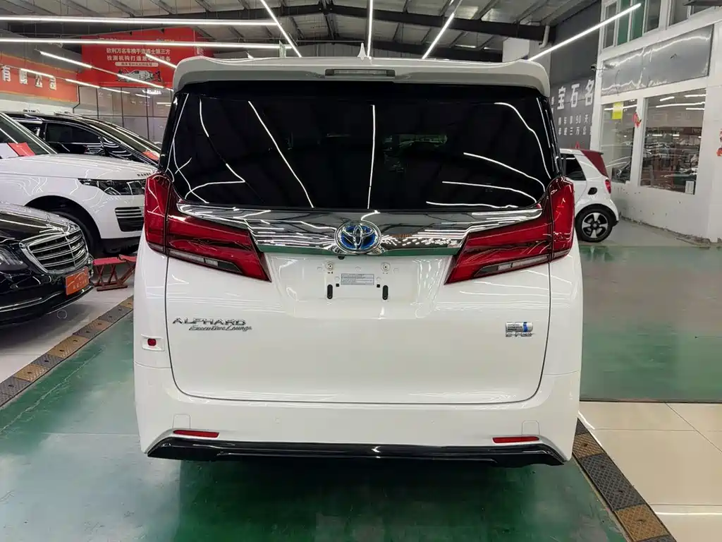 Toyota Alphard — фото 8