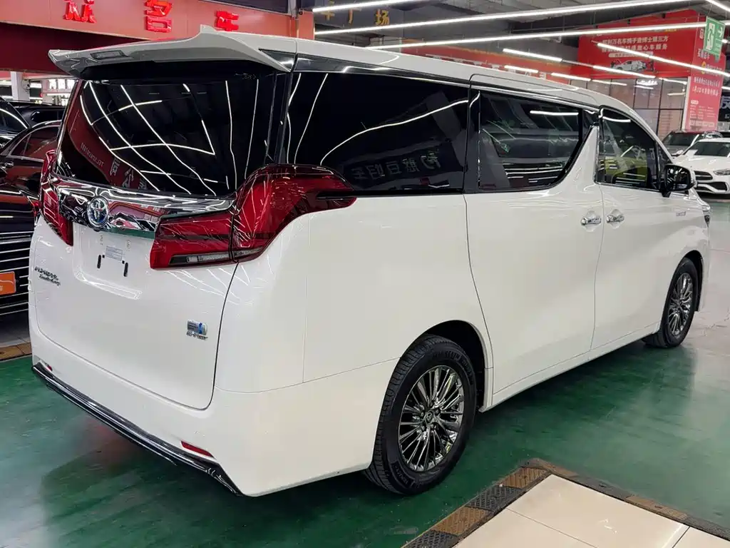 Toyota Alphard — фото 9