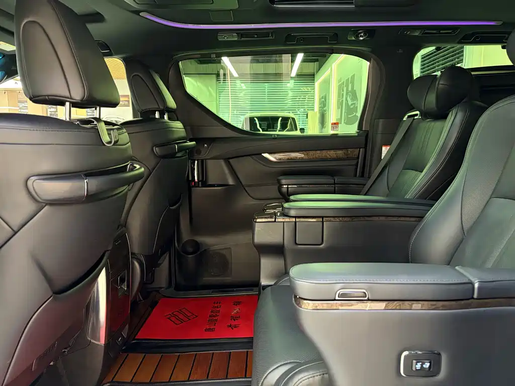 Toyota Alphard — фото 13