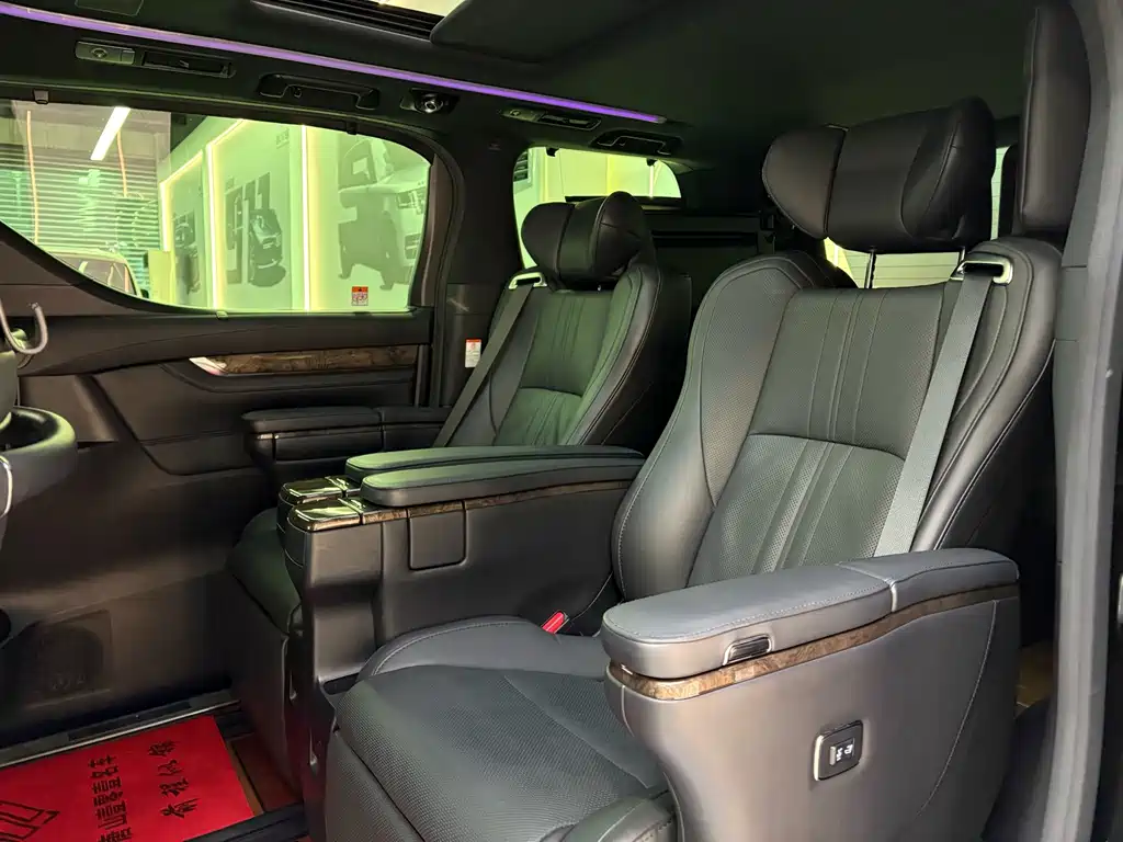 Toyota Alphard — фото 14