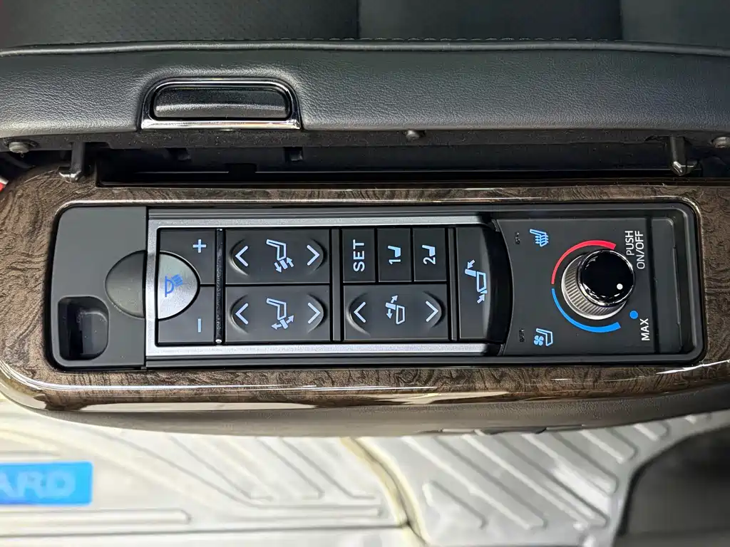 Toyota Alphard — фото 17