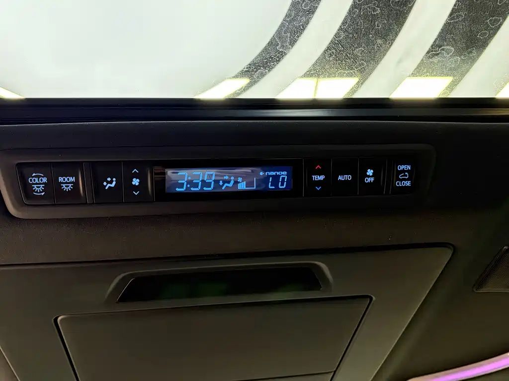 Toyota Alphard — фото 19