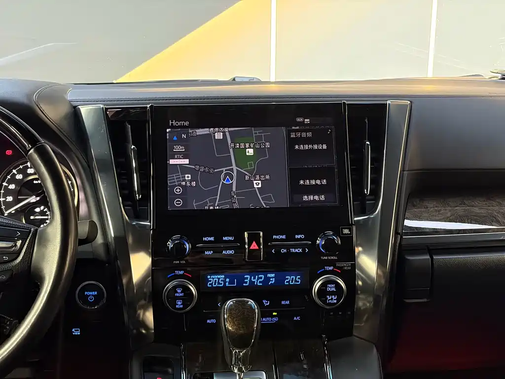 Toyota Alphard — фото 25