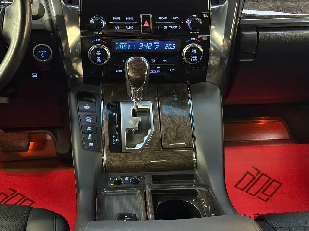 Toyota Alphard — фото 26
