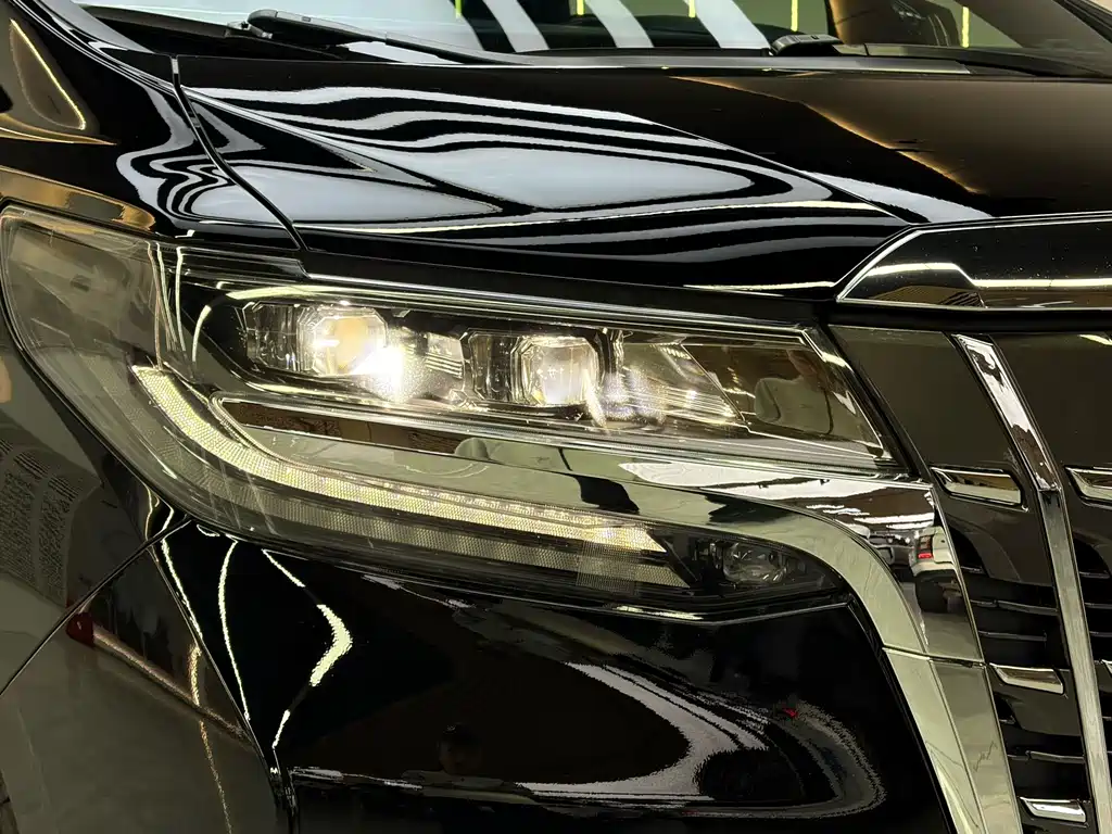 Toyota Alphard — фото 5