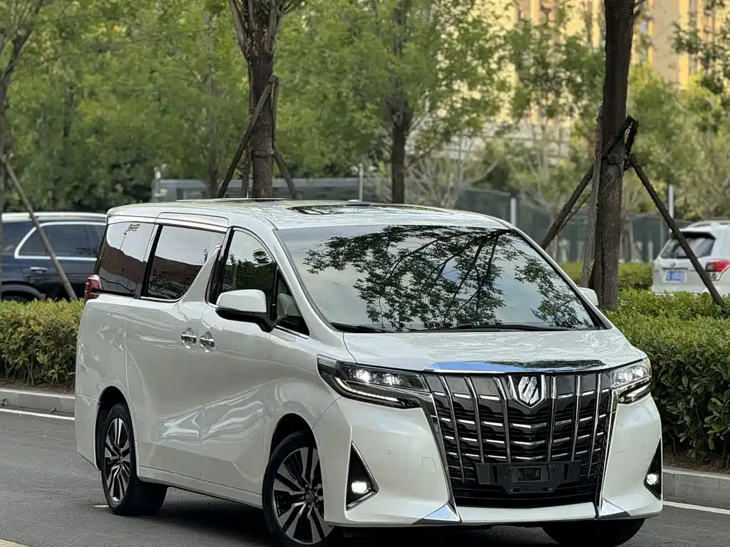Toyota Alphard — фото 2
