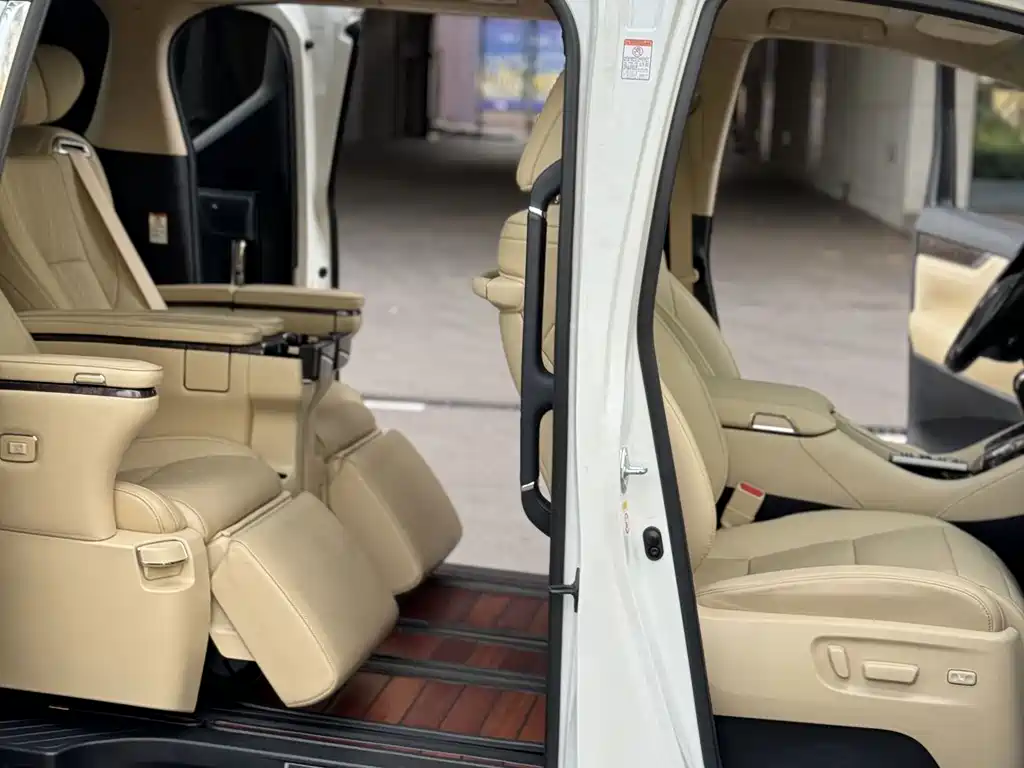 Toyota Alphard — фото 30