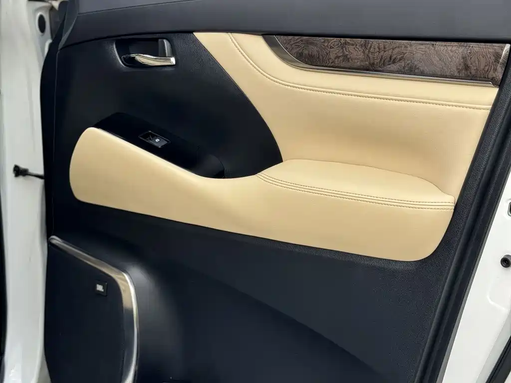 Toyota Alphard — фото 31