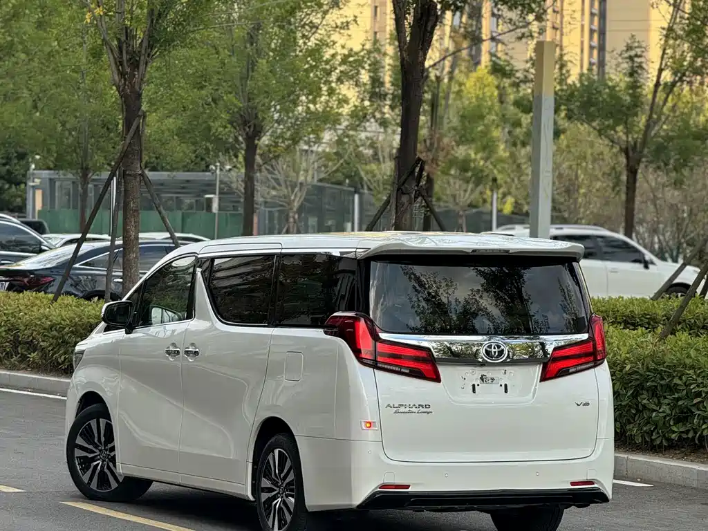 Toyota Alphard — фото 33