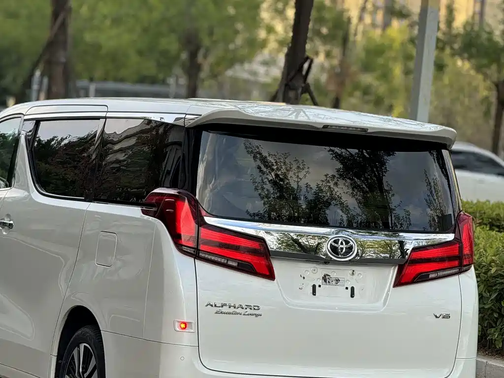 Toyota Alphard — фото 34