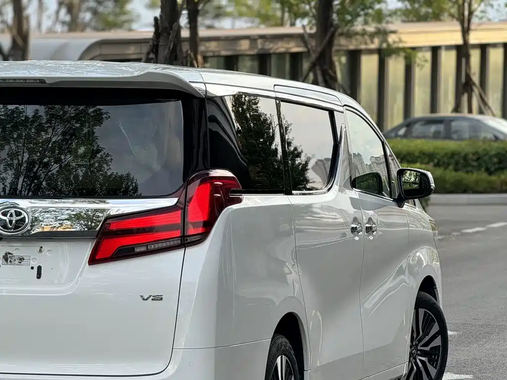 Toyota Alphard — фото 36