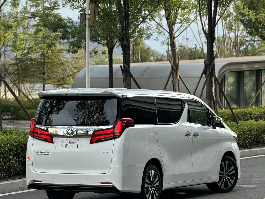 Toyota Alphard — фото 7