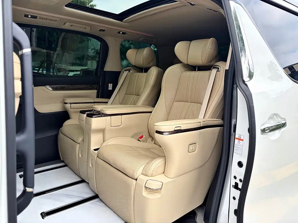 Toyota Alphard — фото 11