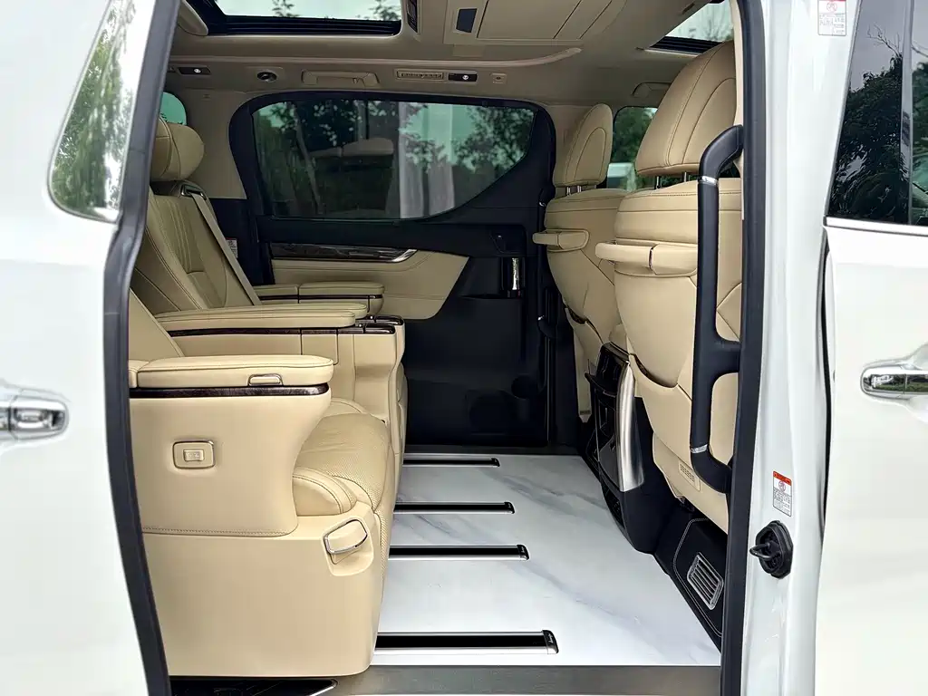 Toyota Alphard — фото 17