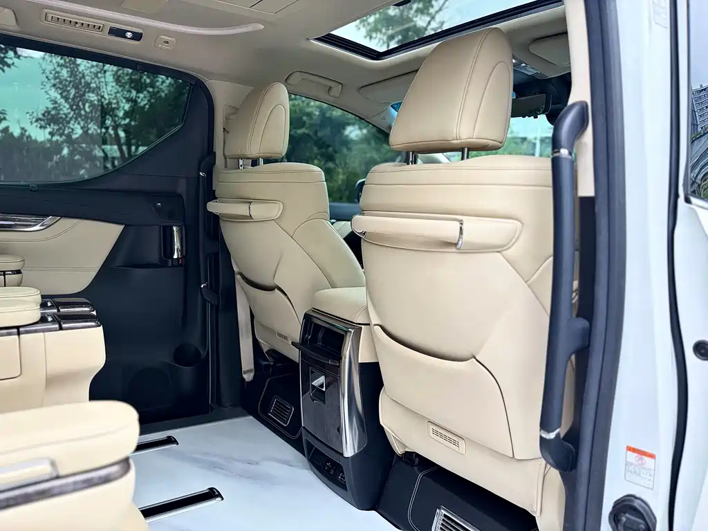 Toyota Alphard — фото 18