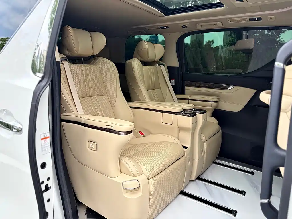 Toyota Alphard — фото 19