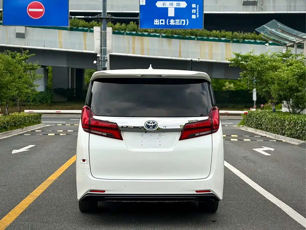 Toyota Alphard — фото 3