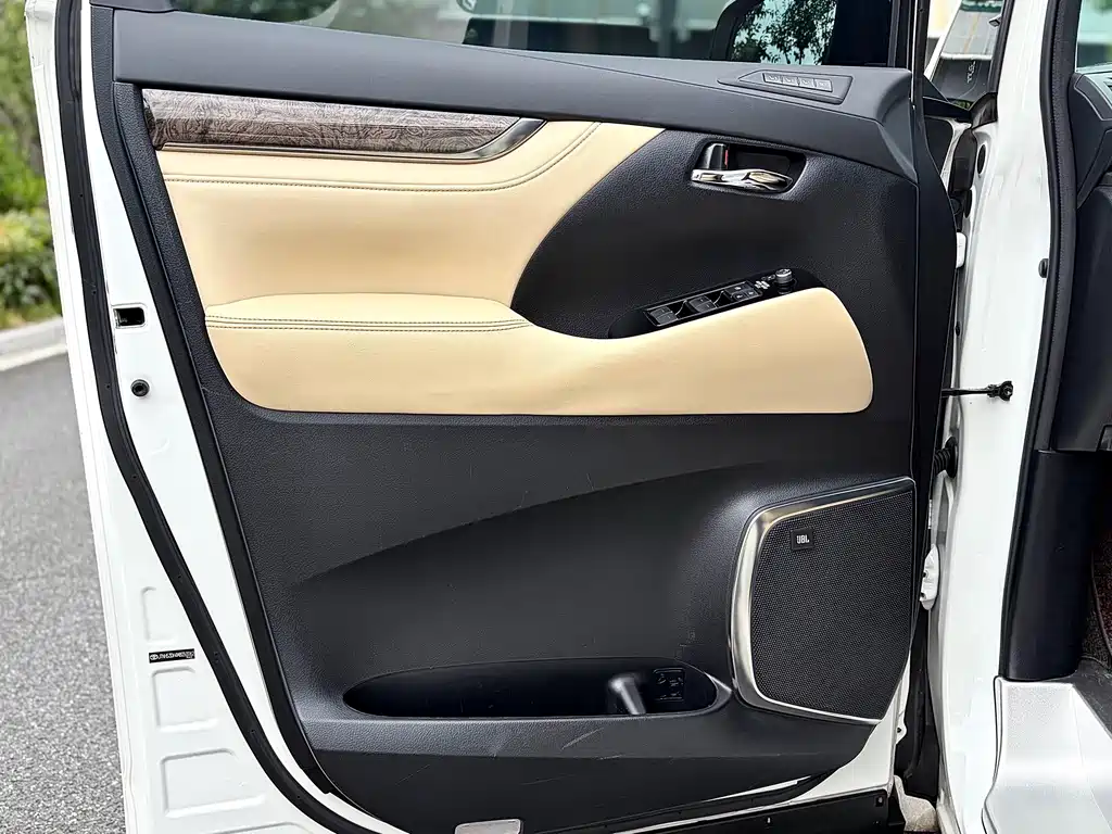 Toyota Alphard — фото 21