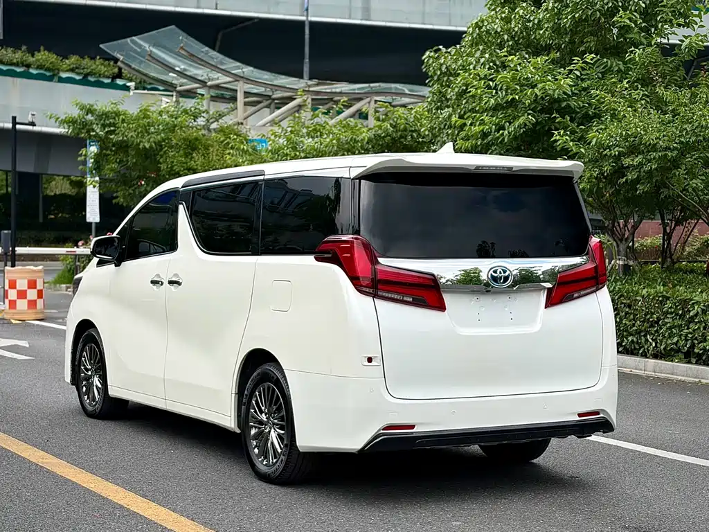 Toyota Alphard — фото 4