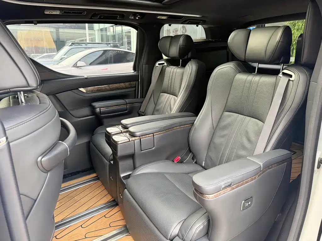 Toyota Alphard — фото 11