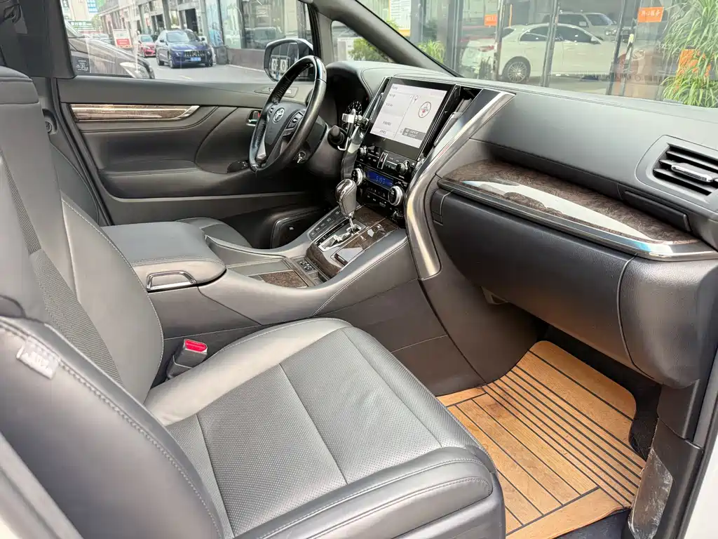 Toyota Alphard — фото 13