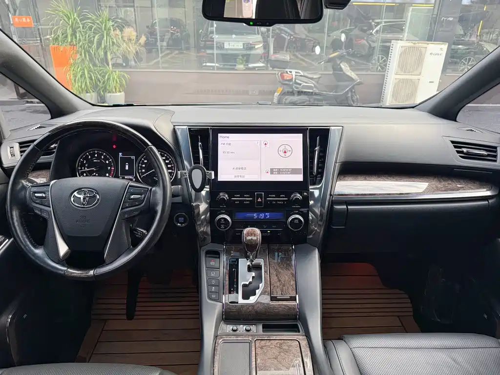 Toyota Alphard — фото 14