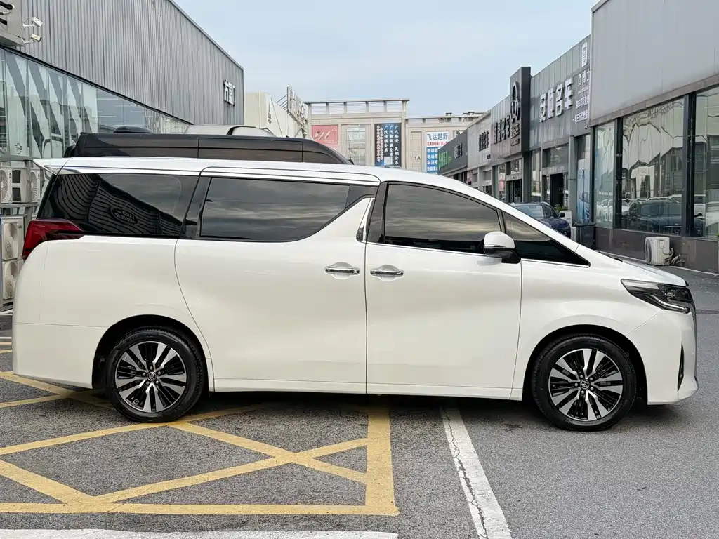 Toyota Alphard — фото 4
