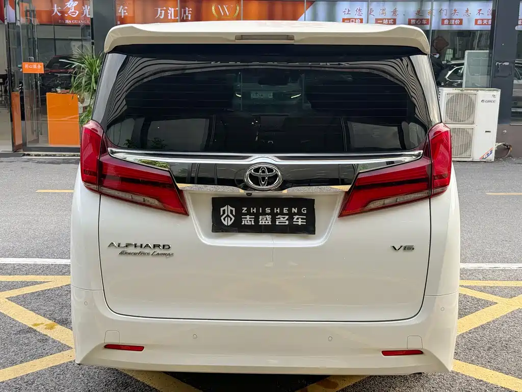 Toyota Alphard — фото 7