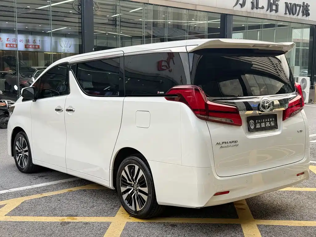 Toyota Alphard — фото 8