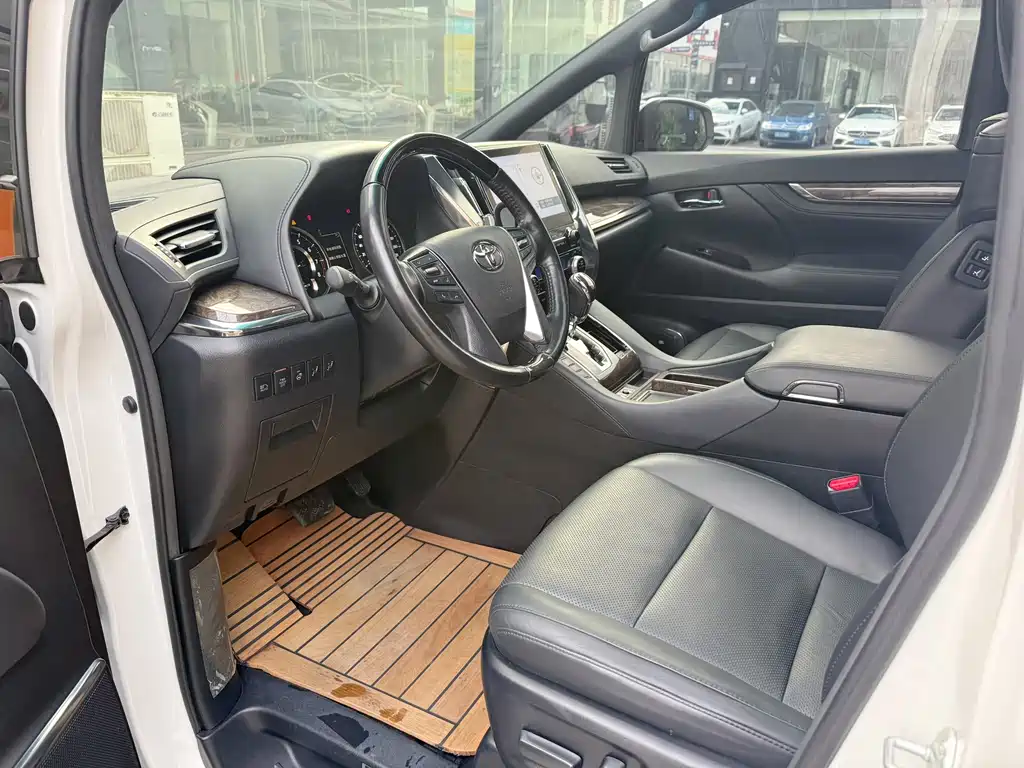 Toyota Alphard — фото 9