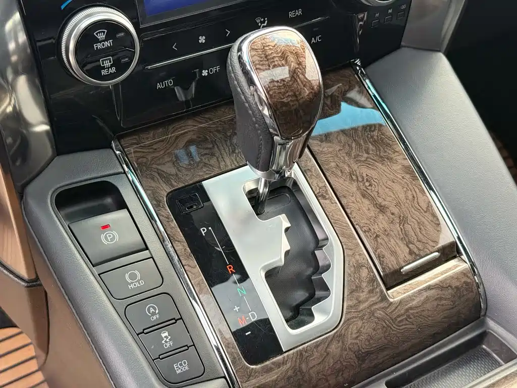 Toyota Alphard — фото 10